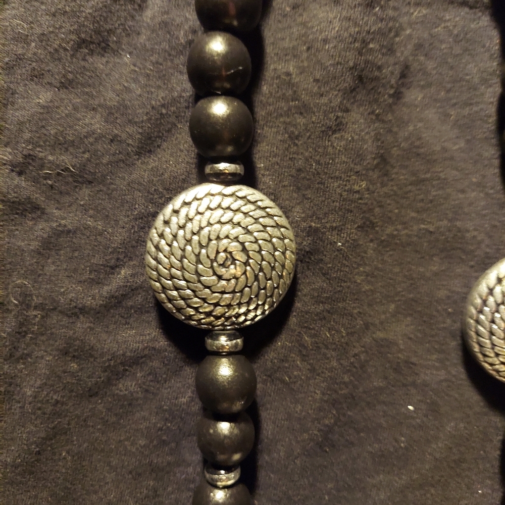 Elegant Silver and Black Beaded Necklace - Picture 2 of 4